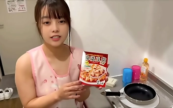 视频 黄色大片 Japanese AV Star Gets Wet and Rides Him