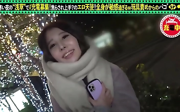 和 Passionate Japanese Beauty Delivers Intense Handjob & Steamy